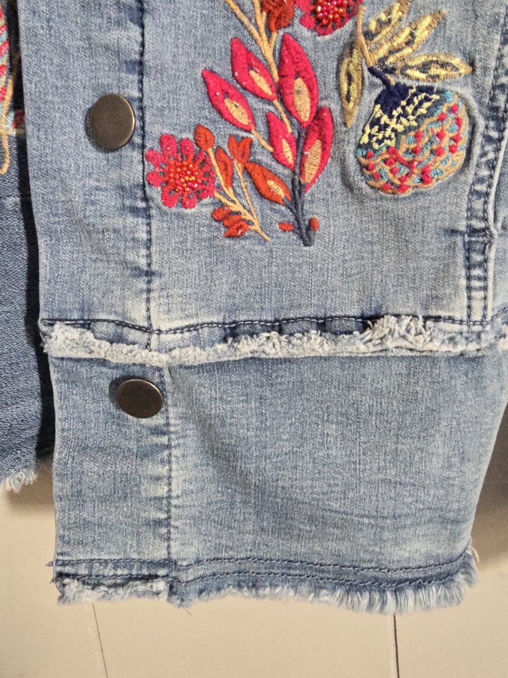 Tru Luxe Jeans Light Blue Denim Jacket with Multicolor Floral Embroidery - Picture 3 of 12